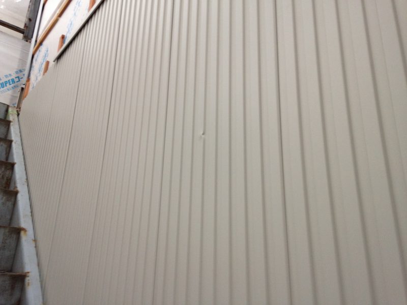 リフォーム施工中屋根重ね葺き工事・外壁サイディング貼り工事　【8】東京都杉並区